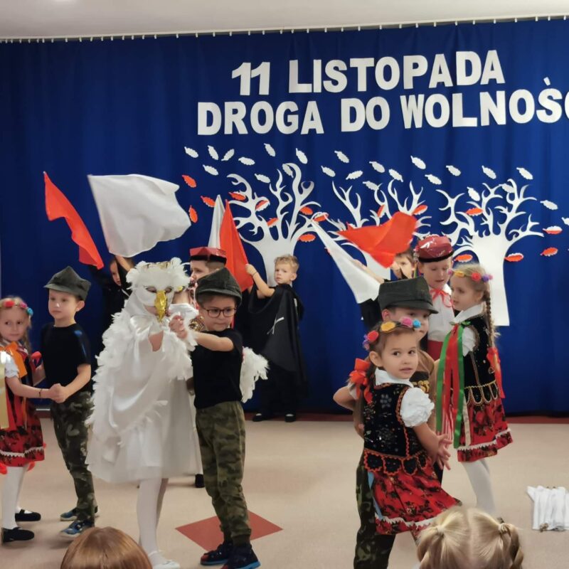 Taniec dzieci podczas uroczystości z okazji Święta Niepodległości
