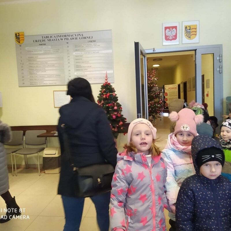 Przedszkolaki odwiedziły urząd i złożyły pracownikom świąteczne życzenia