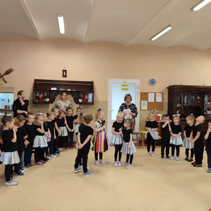 Przedszkolaki podczas występu w Tomicach