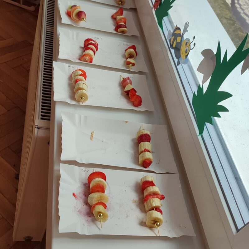 owocowe szaszłyki przygotowane przez dzieci z grupy Myszki