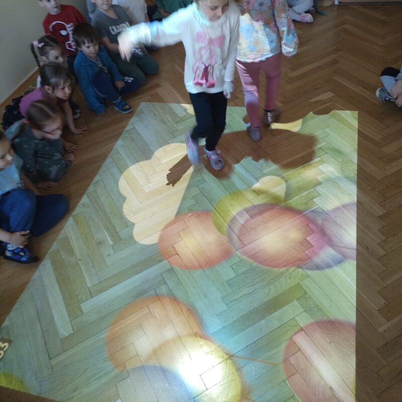 dzieci z grupy Żabki na magicznym dywanie