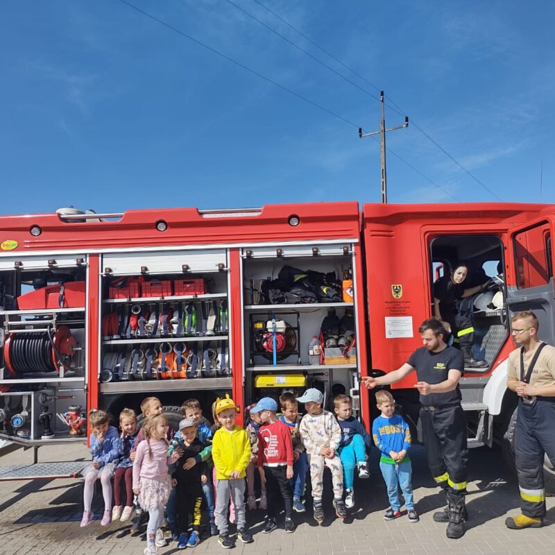przedszkolaki oglądaja wyposażenie wozu strażackiego