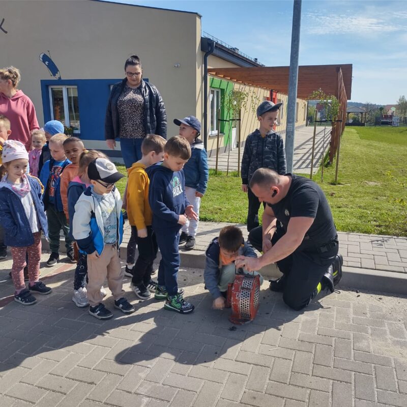 przedszkolaki testują syrenę strażacką