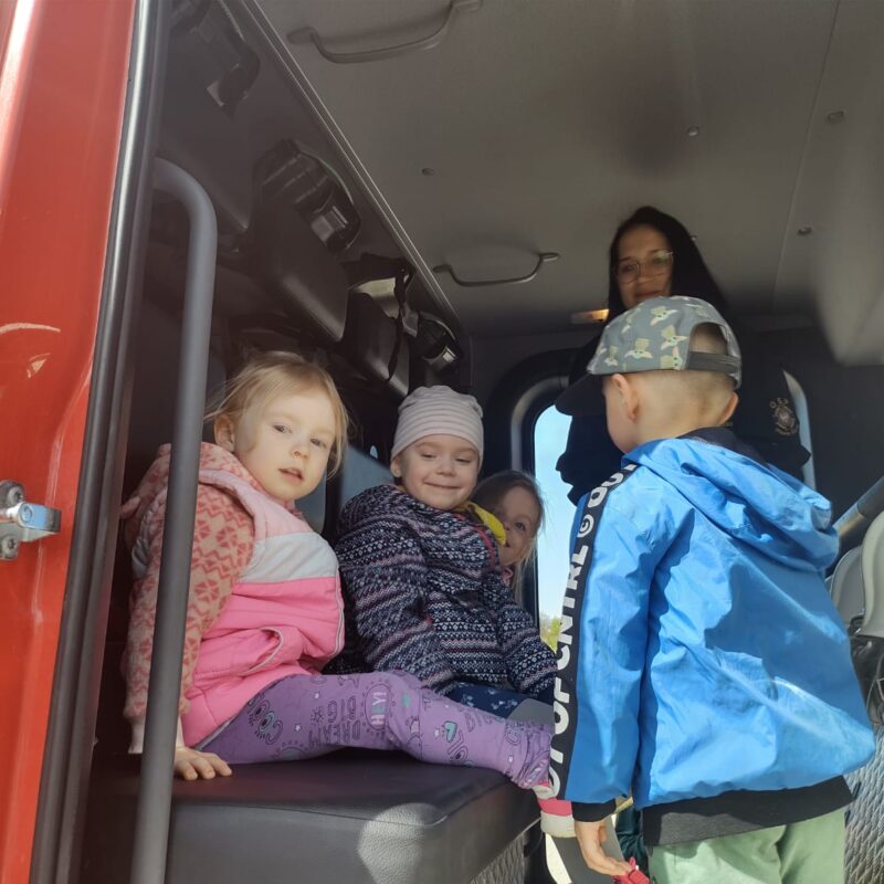 przedszkolaki zwiedzają wóz strażacki