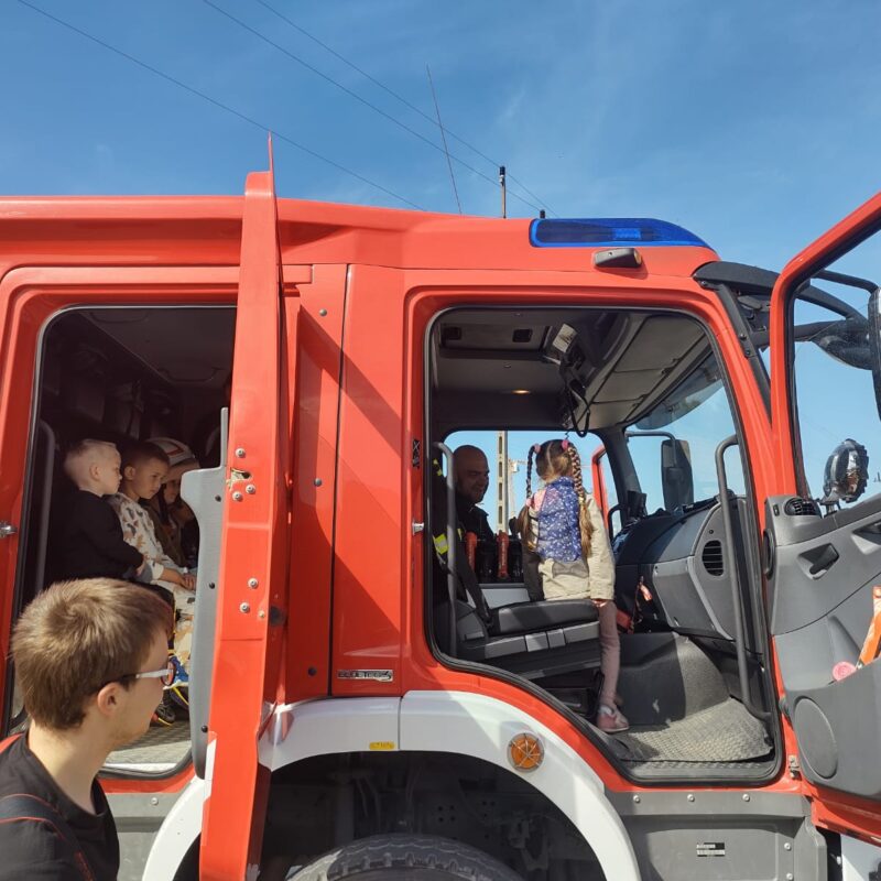 przedszkolakii zwiedzają wóz strażacki