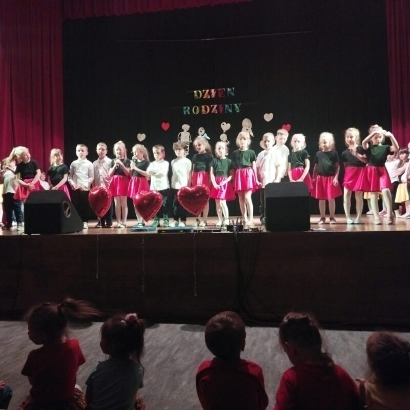 dzieci z grupy Biedronki podczas występu z okazji dnia mamy i taty
