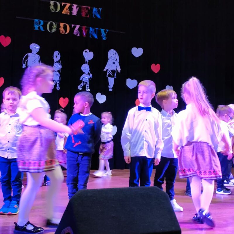 dzieci z grupy Motylkii podczas tańca